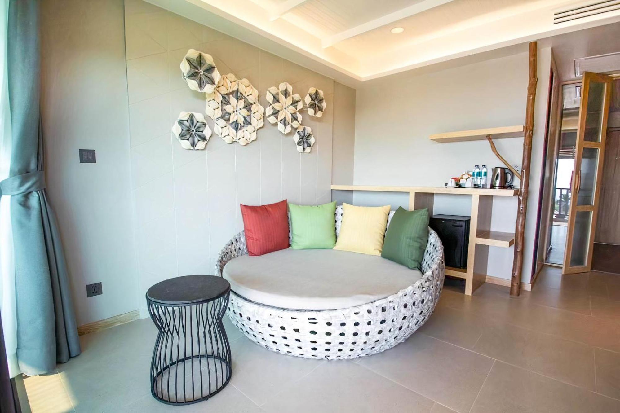 Andaman Cannacia Resort & Spa - Sha Extra Plus Kata-stranden Eksteriør bilde A round sofa