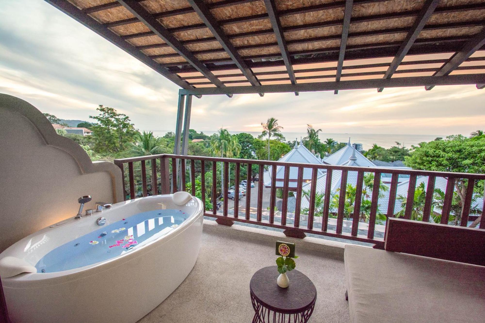 Andaman Cannacia Resort & Spa - Sha Extra Plus Kata-stranden Eksteriør bilde A bathtub on a balcony
